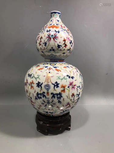 A FLOWER PATTERN FAMILLE ROSE GOURD DESIGN VASE