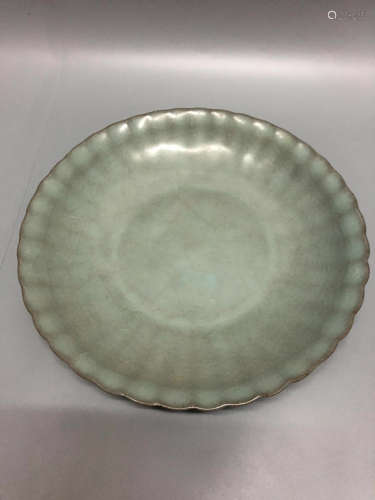 10-12TH CENTURY, A GUAN KILN PLATE, SONG DYNASTY