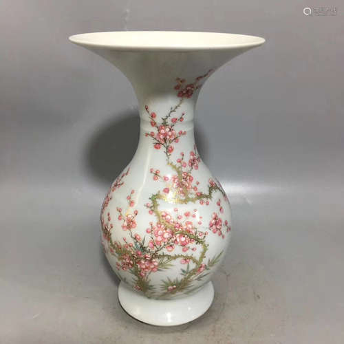 A FLOWER PATTERN FAMILLE ROSE VASE