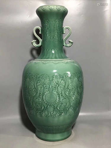 A YELLOWISH PEA GREEN GLAZED DOUBLE-EAR VASE