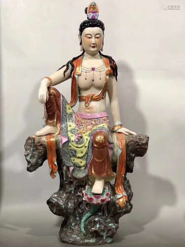 A FAMILLE GUANYIN DESIGN FIGURE