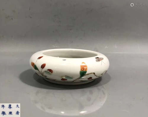 A WUCAI FLORAL PATTERN PEN WASHER