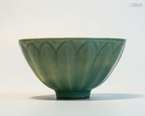 A GREEN GLAZE LONGQUAN BOWL