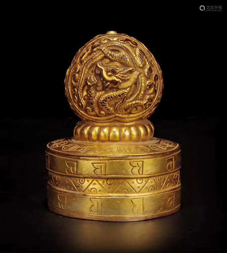 A GILT BRONZE MOLDED DRAGON PATTERN SEAL