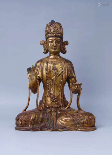 A GILT SITTING BUDDHA FIGURE