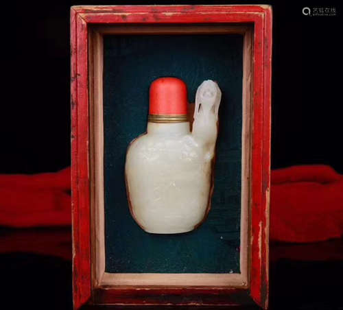 A HETIAN JADE SNUFF BOTTLE