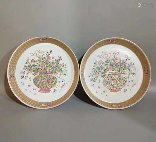 PAIR FLOWER BASKET PATTERN FAMILLE-ROSE PLATES