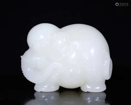 A HETIAN JADE CARVED ELEPHANT-SHAPED ORNAMENT