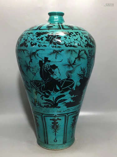 A GREEN AND BLACK GLAZE FIGURE PATTERN MEI VASE