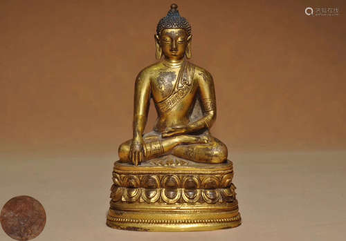 A GILT BRONZE MOLDED SHAKYAMUNI BUDDHA STATUE