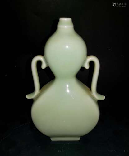 Qianlong Mark, A Green Glazed Vase