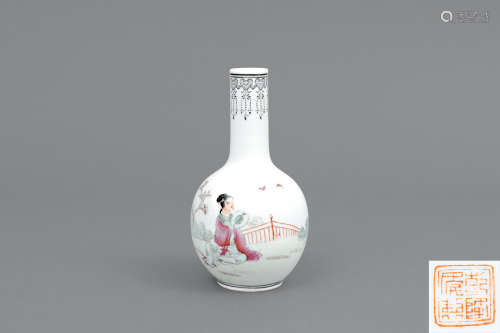 六十年代 粉彩仕女小天球瓶