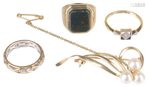 A gentleman's bloodstone set ring, two other rings and a brooch(4)