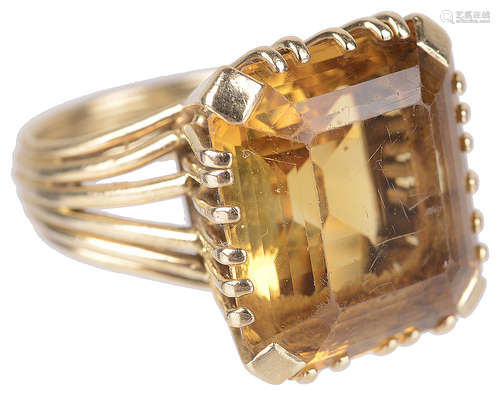 An attractive Continental yellow gem set dress ring