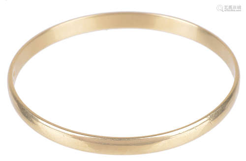 A Continental 18K plain polished gold bangle