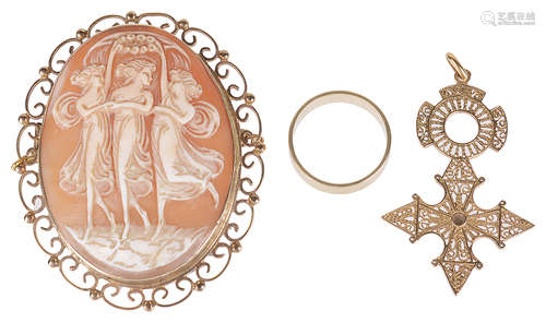 A large contemporary gold mounted cameo brooch and two other items(3)