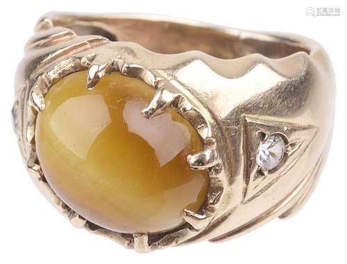 A gentleman's cat' eye chrysoberyl and diamond set ring