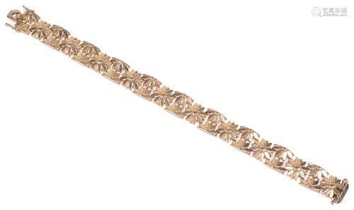 An attractive Continental 14K gold 'daisy' design bracelet