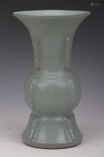 [CHINESE]SONG DYNASTY STLYED LONG QUAN KILN MADE VASE PAINTED WITH FLOWER L:6.02