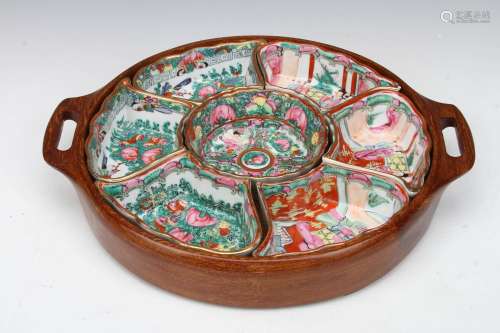 [CHINESE]REPUBLIC OF CHINA STYLED FAMILLE ROSE PLATE PAINTED WITH FLOWERS AND FIGURES PATTERN W:11