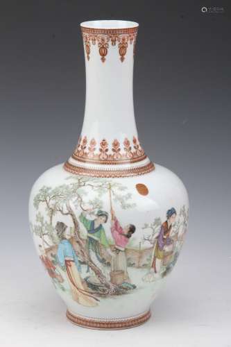 [CHINESE]QIAN LONG NIAN ZHI MARKED FAMILLE ROSE PORCELAIN VASE PAINTED WITH LADIES AND CHILDREN W:7