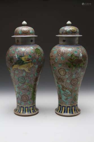 [CHINESE]A PAIR OF DA QING KANG XI NIAN ZHI MARKED OVER GLAZE COLORFUL HAT-COVERED JAR WITH KIRIN PATTERN W:7.5