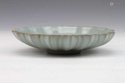 [CHINESE] SONG DYNASTY STYLED GUAN YAO CHRYSANTHEMUM PIECE SHAPED PLATE L:7.72