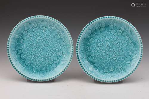 A PAIR OF JAPANESE STYLED GREEN GLAZED PORCELAIN PLATES PAINTED WITH FLOWER PATTERN(TOTAL 2 ITEMS) W:11