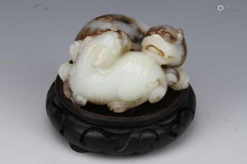 [CHINESE] QING DYNASTY STYLED HETIAN JADE CARVED PI XIU (511g)WITH BASE L:3.65