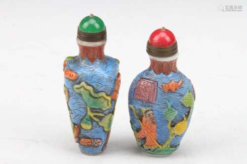 [CHINESE]A PAIR OF QIAN LONG NIAN ZHI MARKED FAMILLE ROSE GLAZED SNUFF BOTTLES PAINTED WITH LOVE BIRDS FIGURE(2 ITEMS) L:1.15