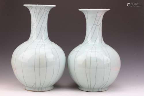[CHINESE]A PAIR OF MING DYNASTY STYLED GREEN GLAZED PORCELAIN VASES(TOTAL 2 ITEMS)W:12.2