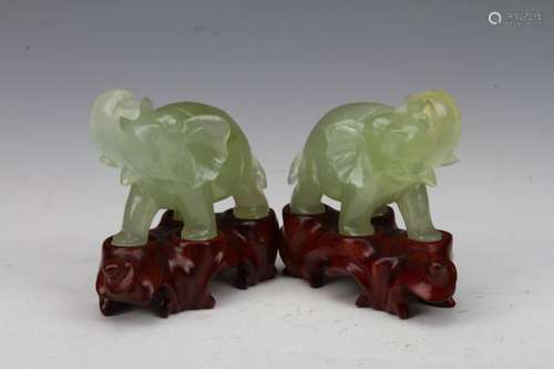 A PAIR OF JADE ELEPHANT ORNAMENTS(TOTAL 2 ITEMS AND ONE WITH BROKEN TOOTH) L:4