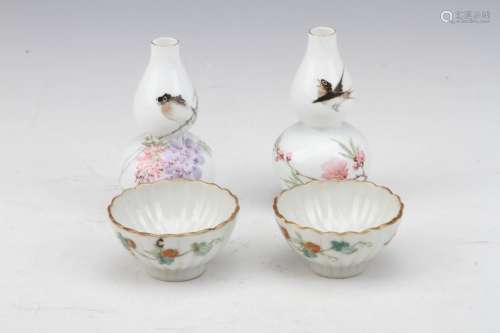 [CHINESE] A PAIR OF ZHONG GUO JING DE ZHEN ZHI MARKED WHITE GLAZED GOURD SHAPE VASES PAINTED WITH BIRDS AND FLOWERS AND A PAIR OF FAMILLE ROSE CUPS PAINTED WITH CHILDREN(TOTAL 4 ITEMS) W:2.1