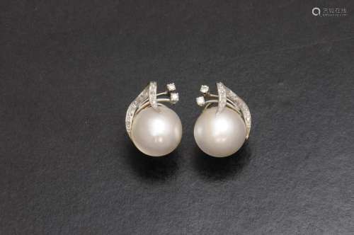 Pendientes de oro blanco de 18 K. con perlas mabe