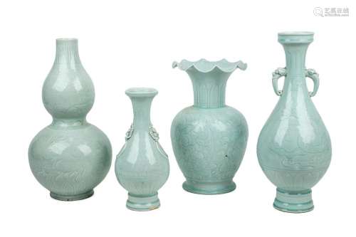 Lote de cuatro floreros antiguos de porcelana sigu