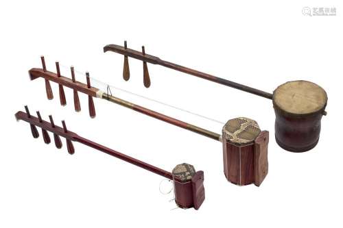 Lote de tres instrumentos de arco mongoles de la t