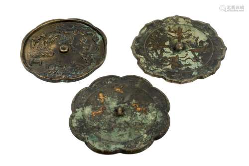 Lote de tres espejos antiguos en bronce. China. De