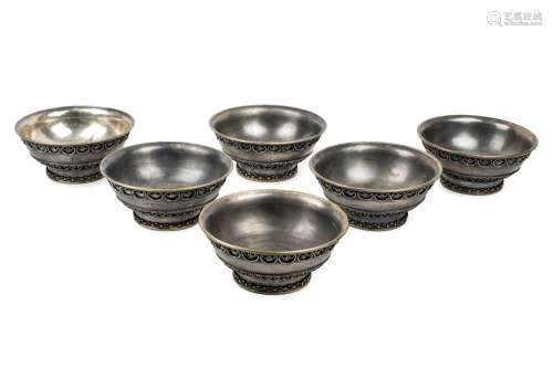 Juego de seis bowls en metal plateado con estiliza