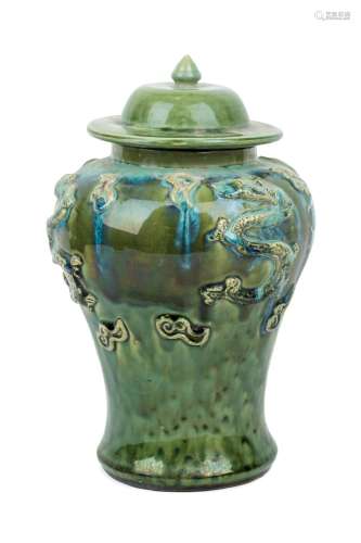 Bello tibor antiguo en porcelana china verde con i