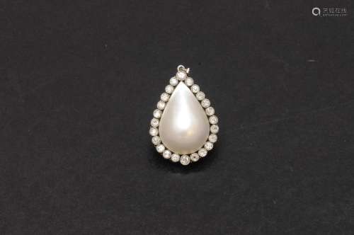 Colgante de oro blanco de 18 K. con perla mabe en