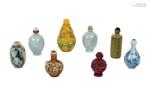 Lote de ocho snuff bottles en porcelana, laca, ága