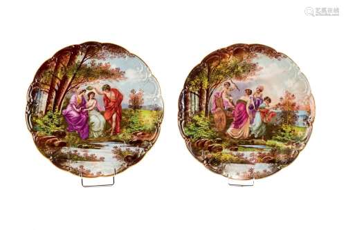 Pareja de platos decorativos de porcelana continen