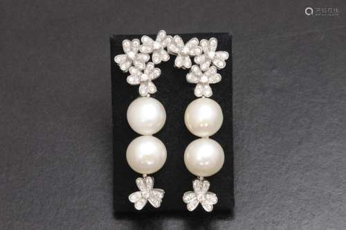 Pendientes de oro blanco de 18 K. con perlas aboto