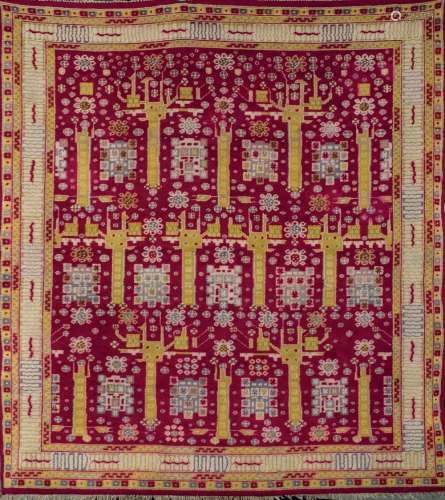 Alfombra persa. Campo de color rojizo, con decorac