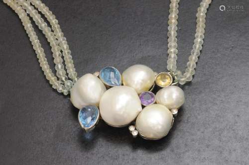 Collar de oro blanco de 18 K. con cinco perlas de