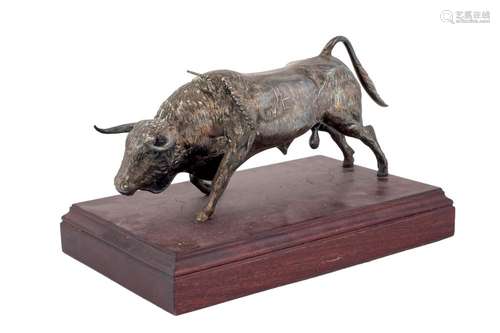 Figura de plata que representa a un toro con tres