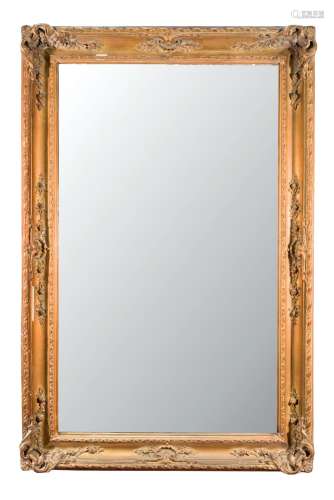Espejo con marco en madera tallada y dorada. 117 x