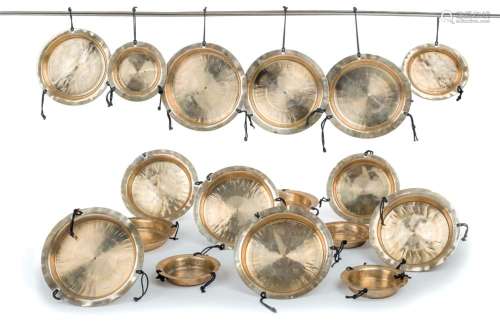 Conjunto de 37 gongs de bronce de los denominados