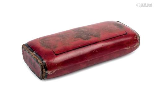 Curiosa almohada china en cuero teñido en rojo. In