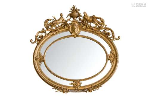 Gran espejo de pared de madera dorada, tallada y e